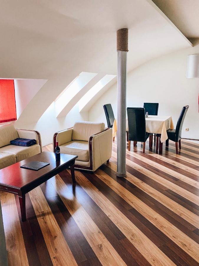 Riverside Apartments Thalia การ์โลวีวารี ภายนอก รูปภาพ